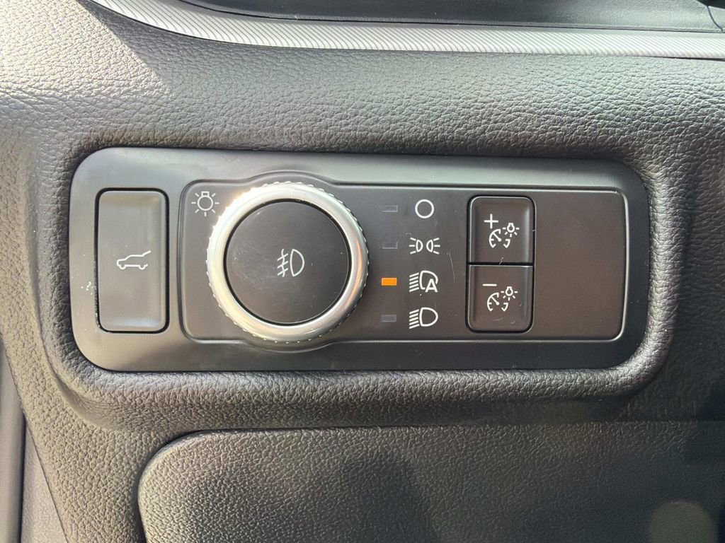 Used 2022 Ford Explorer XLT w/ Equipment Group 202A image 34