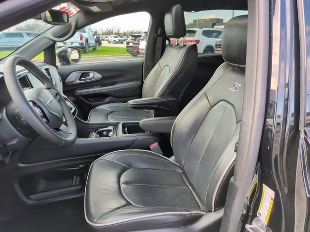 Used 2025 Chrysler Pacifica Limited FWD image 17