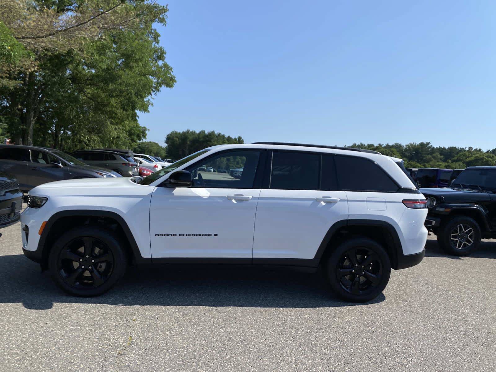 Used 2023 Jeep Grand Cherokee Altitude AWD/4WD image 8