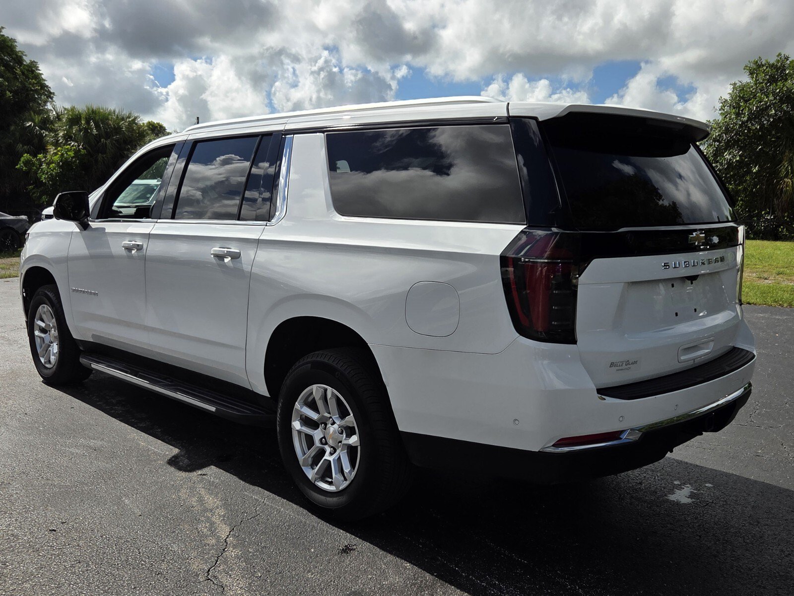 Certified 2025 Chevrolet Suburban LS RWD image 3