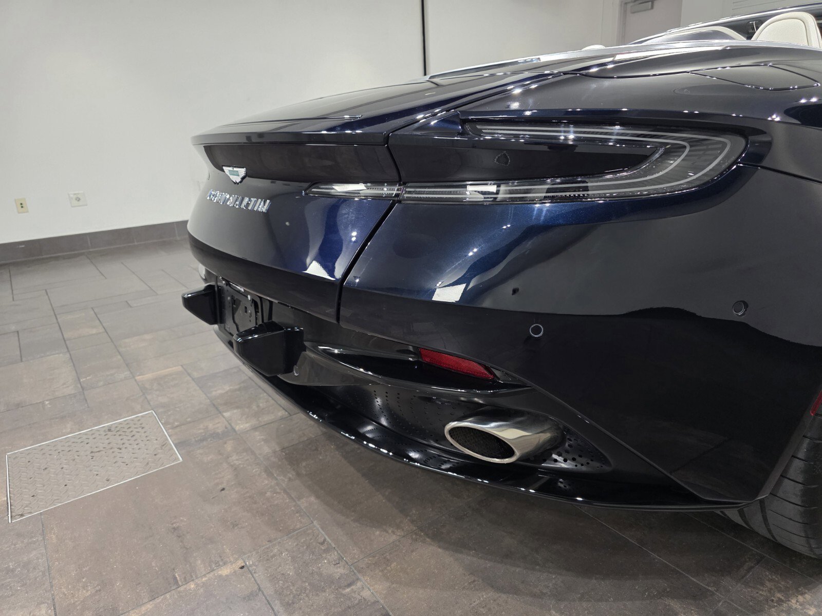 Used 2024 Aston Martin DB12 Volante image 8