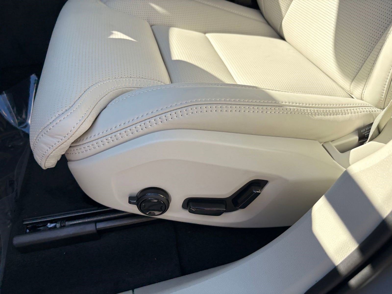 New 2026 Volvo XC60 B5 Ultra w/ Climate Package image 12