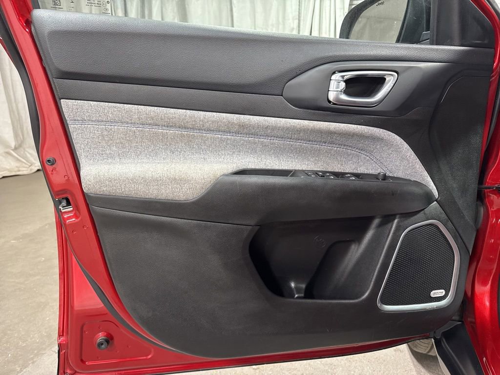 Used 2025 Jeep Compass Latitude w/ Sun & Sound Group image 15