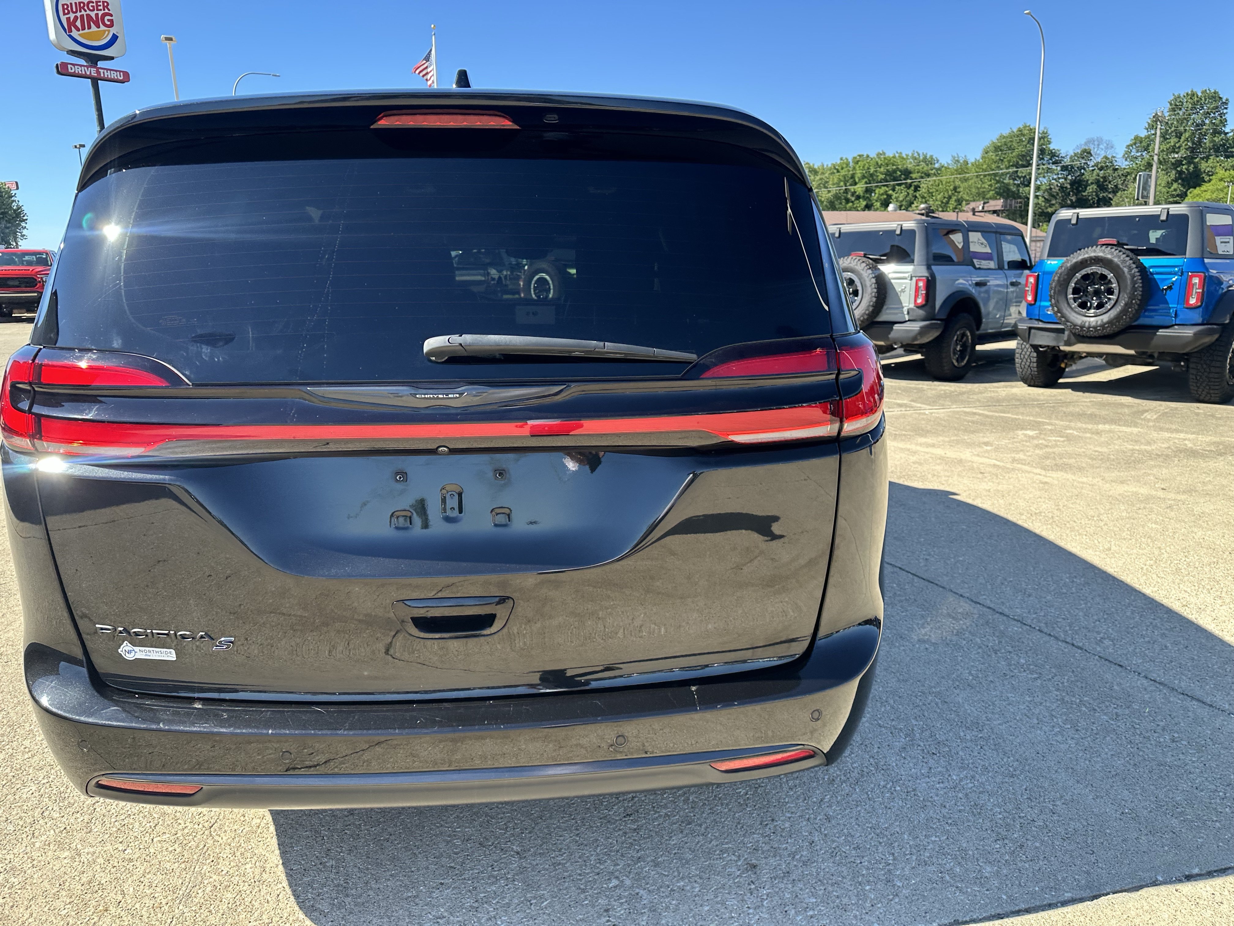 Used 2023 Chrysler Pacifica Touring-L w/ S Appearance Package FWD image 5