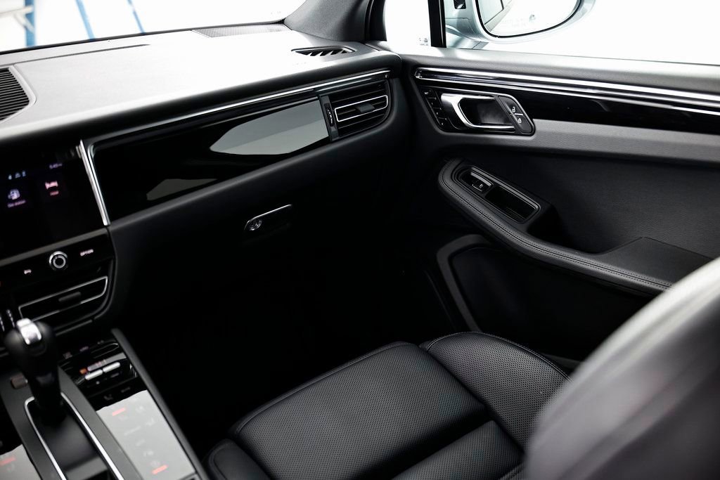 Certified 2025 Porsche Macan image 32