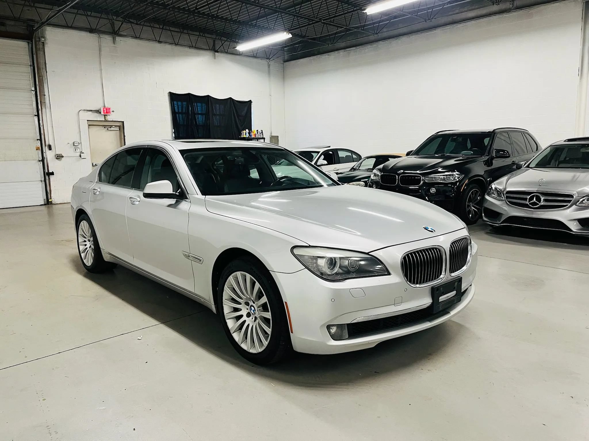 Used 2010 BMW 750i xDrive AWD/4WD image 4