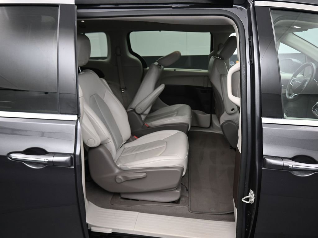 Used 2021 Chrysler Pacifica Touring-L image 53