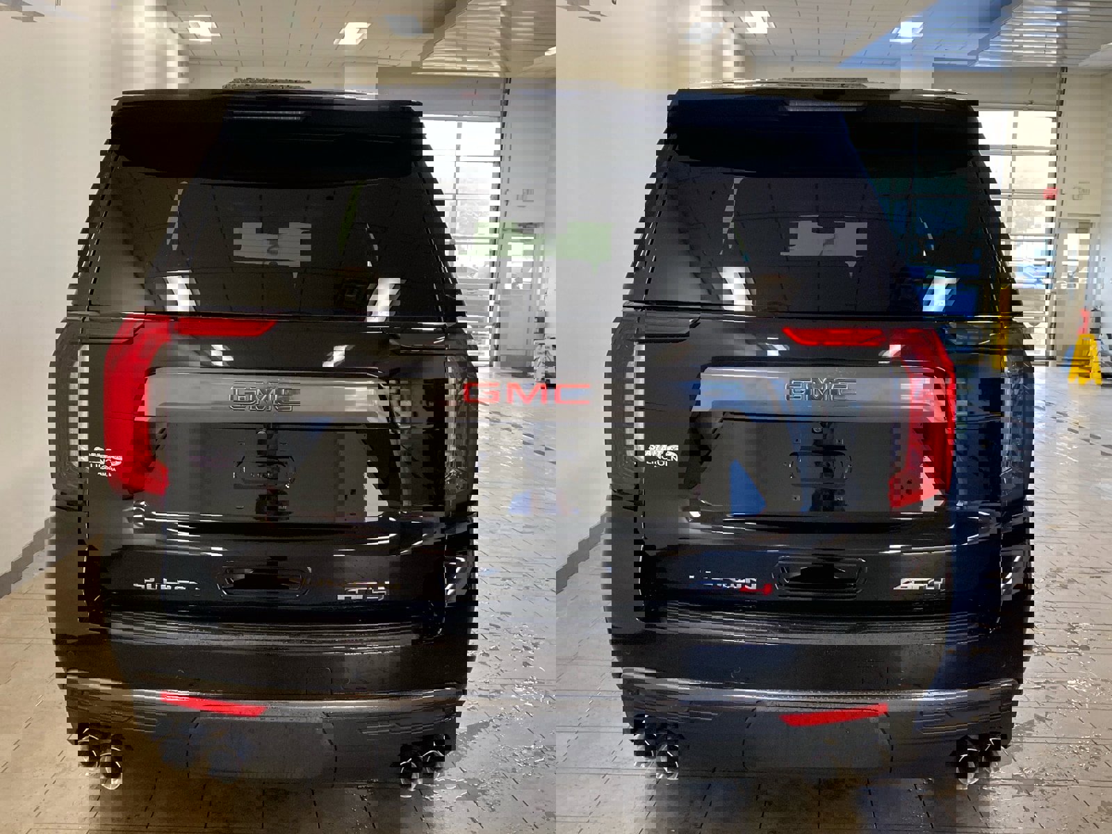 Used 2024 GMC Yukon XL AT4 w/ Technology Package image 6