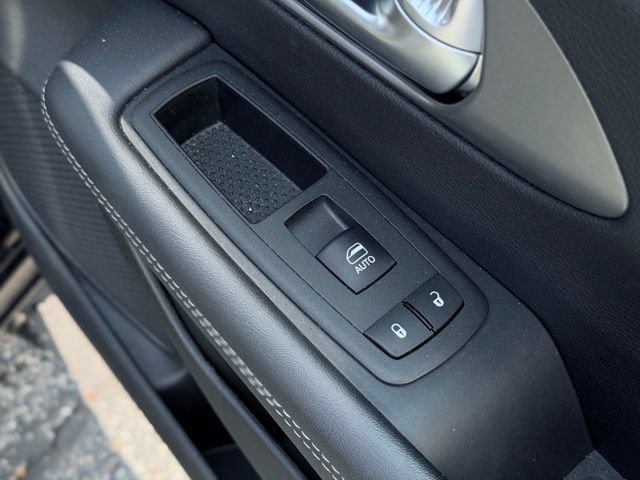 Used 2025 Chrysler Pacifica Select FWD image 18