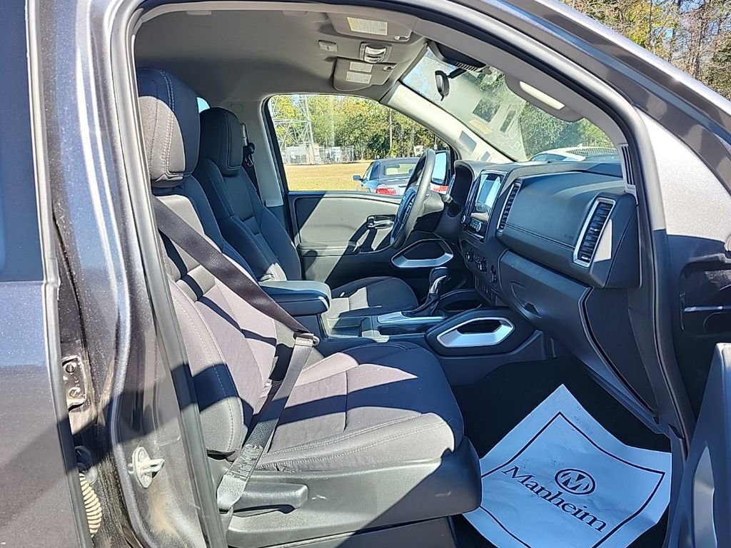 Used 2023 Nissan Frontier SV image 15