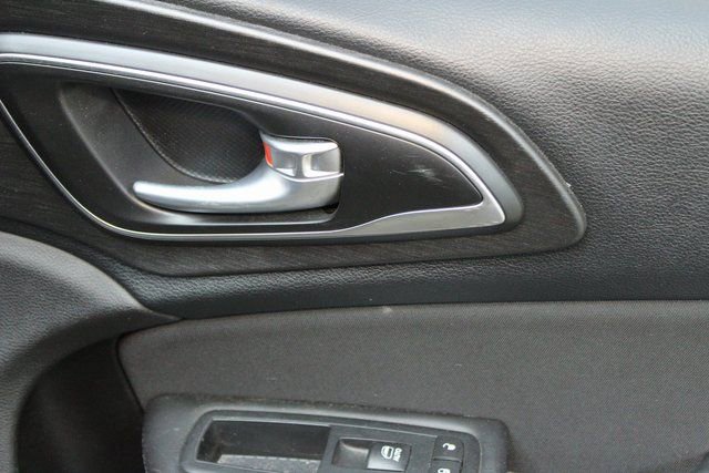 Used 2016 Chrysler 200 Limited image 9