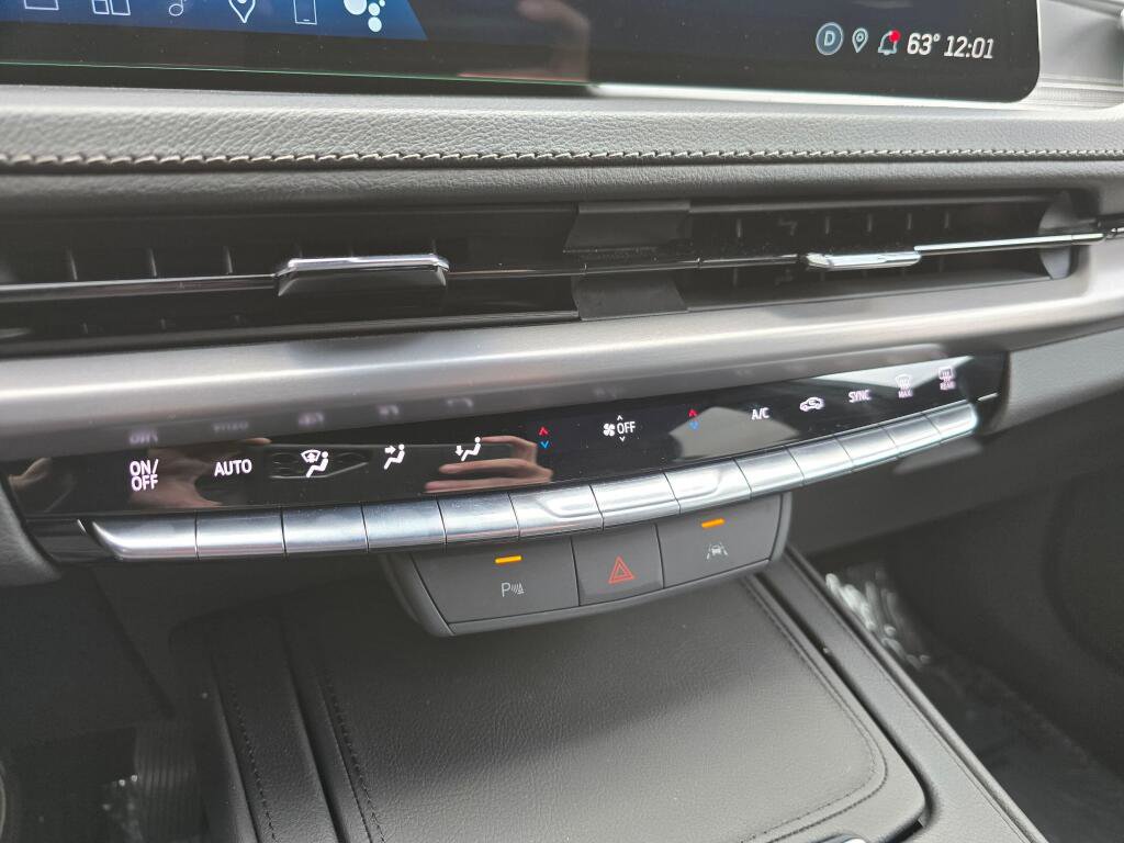 Used 2024 Cadillac XT4 Premium Luxury image 32