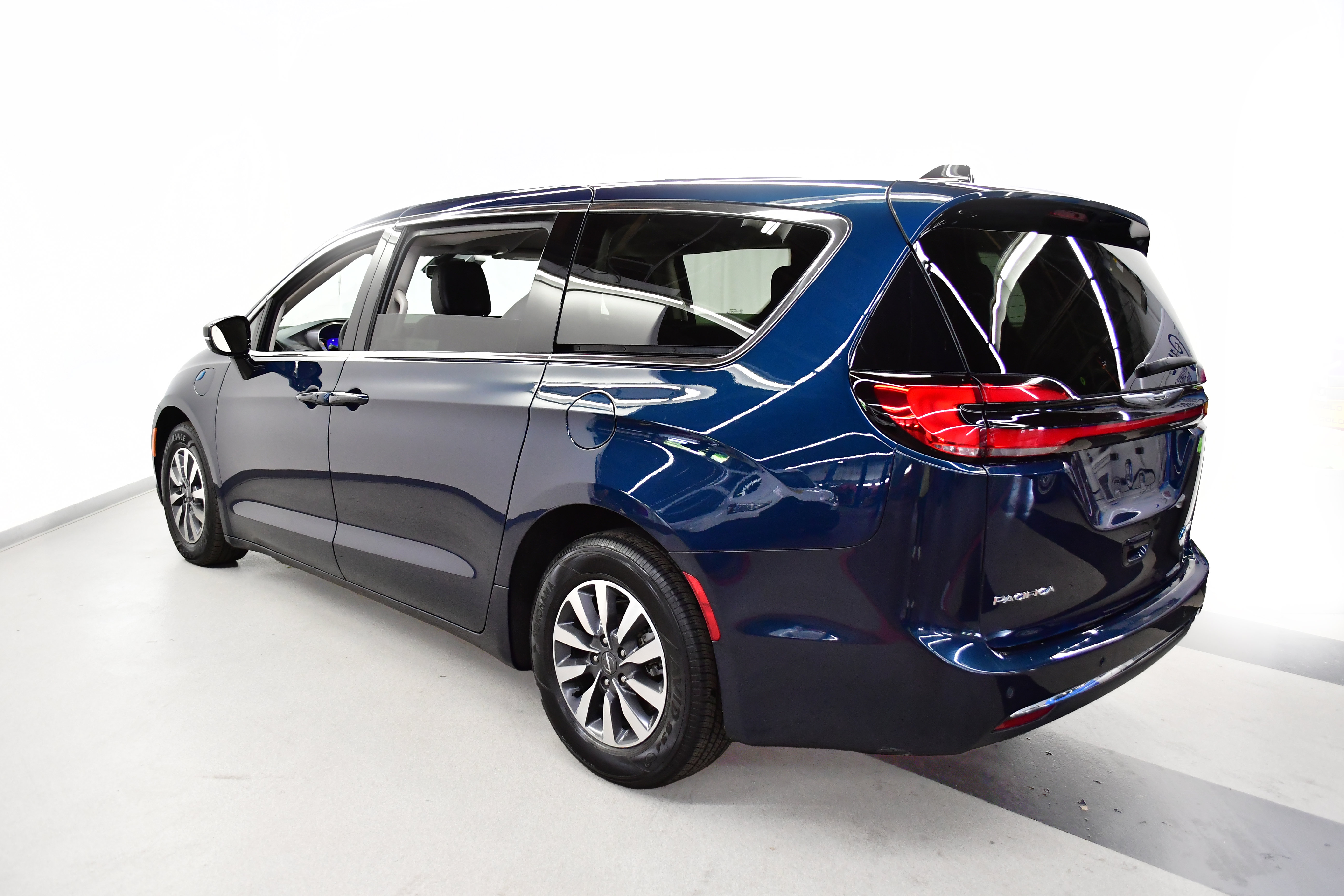 Used 2024 Chrysler Pacifica Limited FWD image 5