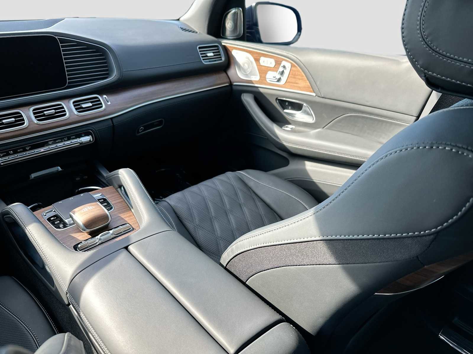 Used 2024 Mercedes-Benz Maybach GLS 600 4MATIC image 25