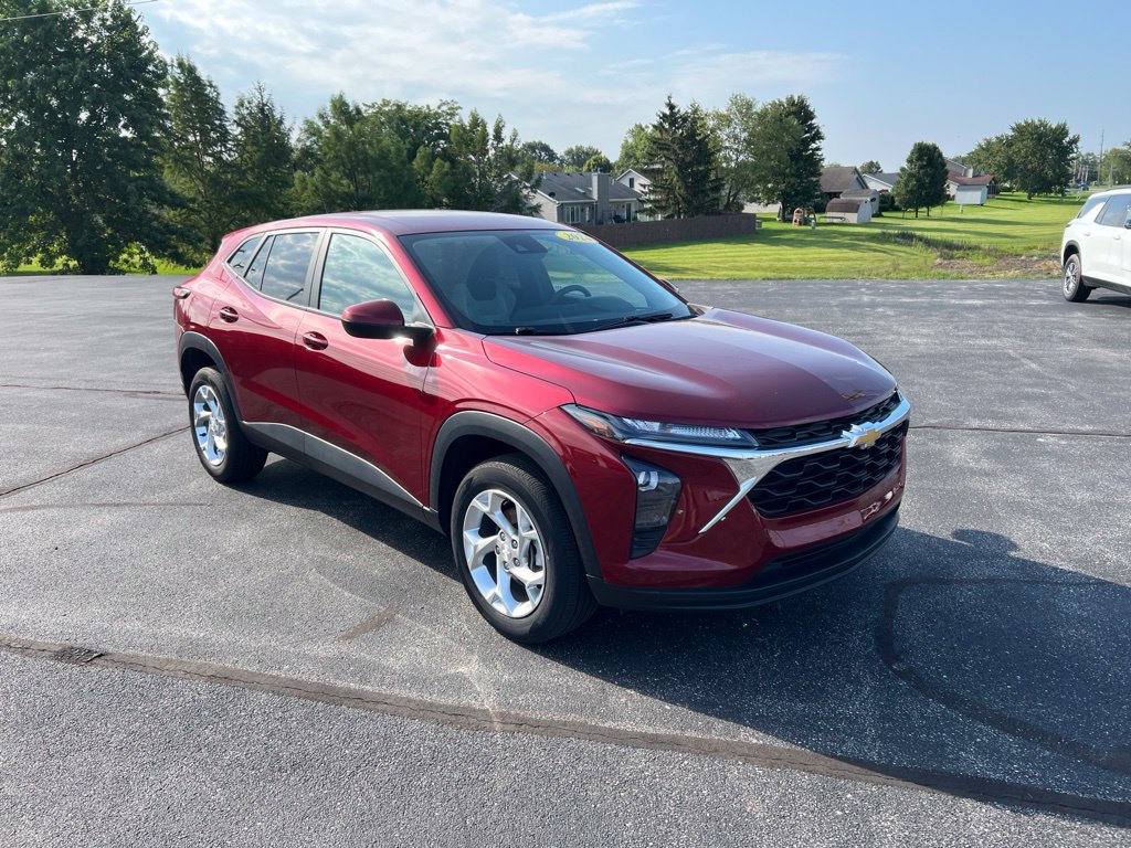 Used 2024 Chevrolet Trax LS w/ LS Convenience Package FWD image 1