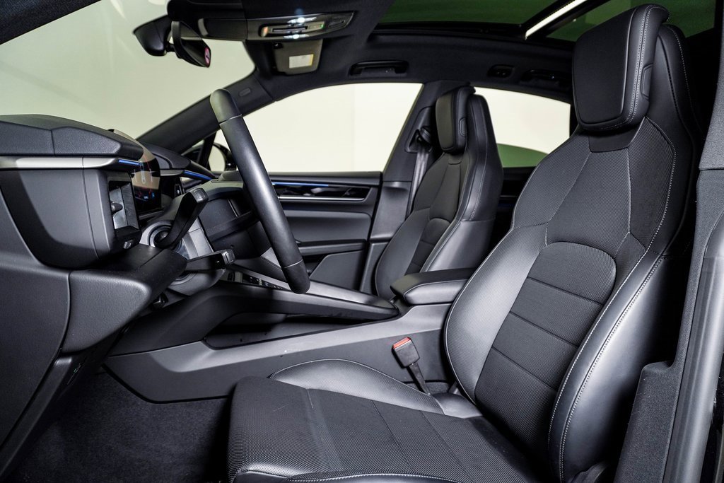 Certified 2025 Porsche Macan Electric image 5