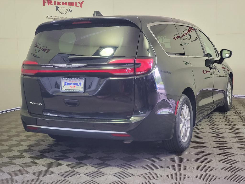 Used 2024 Chrysler Pacifica Touring-L FWD image 3