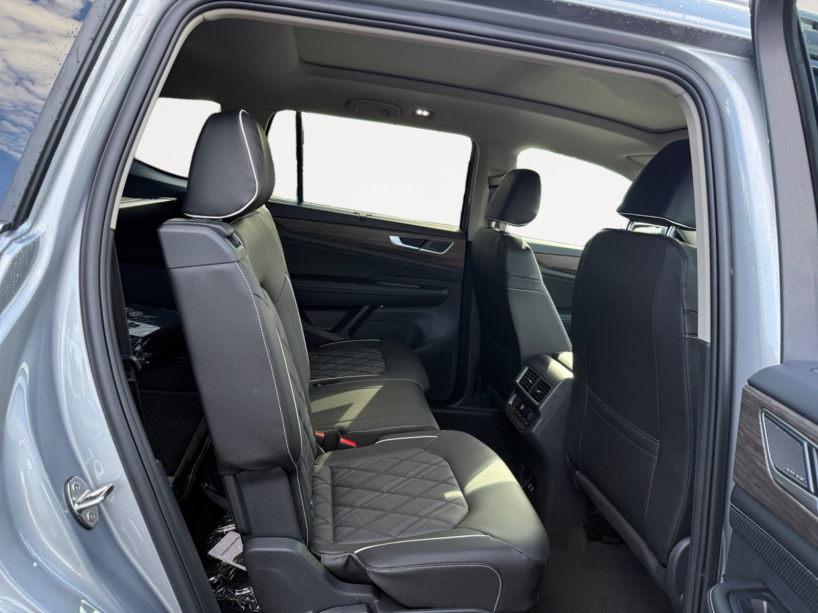 New 2026 Volkswagen Atlas SEL Premium R-Line image 18