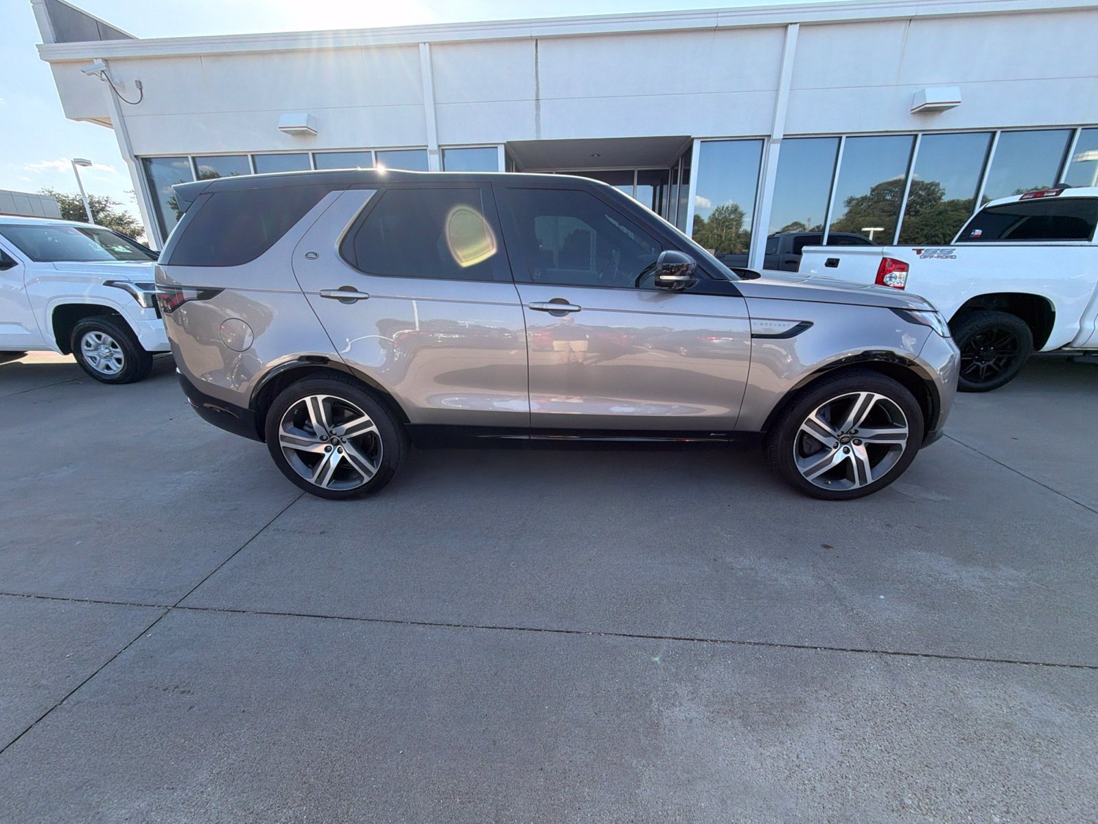 Used 2021 Land Rover Discovery HSE R-Dynamic AWD/4WD image 6