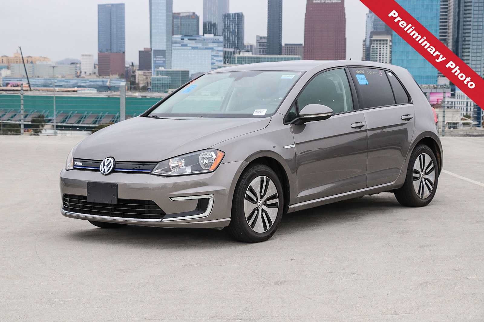 Used 2016 Volkswagen e-Golf SE FWD image 1
