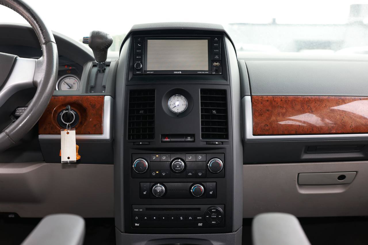 Used 2008 Chrysler Town & Country Touring w/ Entertainment Group #2 FWD image 39