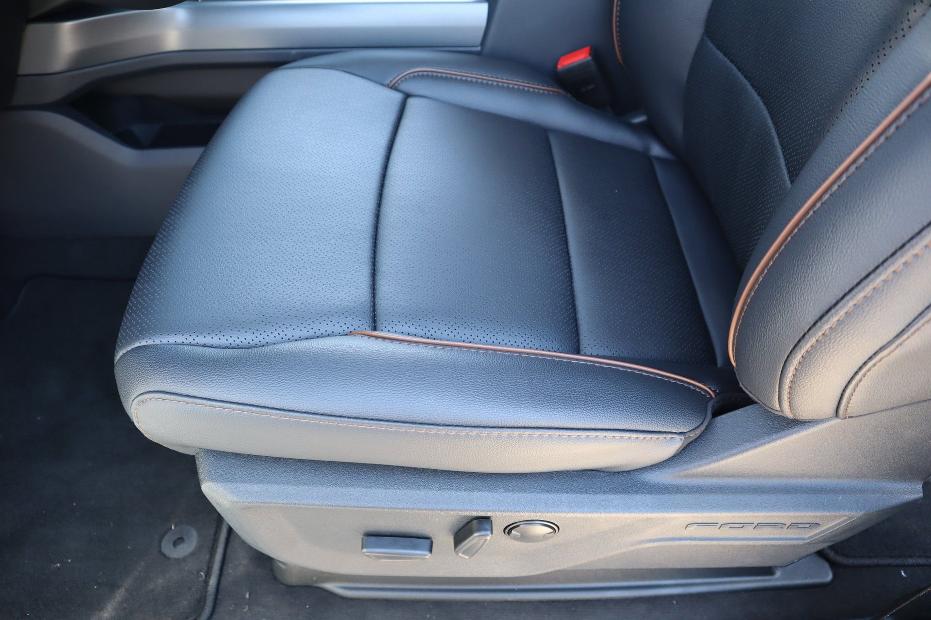 New 2026 Ford F350 Lariat w/ Black Appearance Package image 13