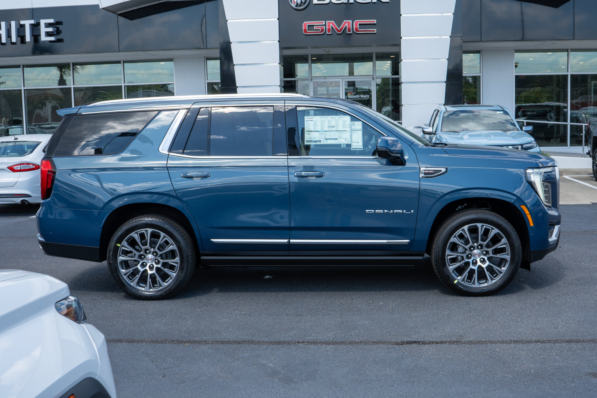 New 2026 GMC Yukon Denali w/ Denali Reserve Package AWD/4WD image 2