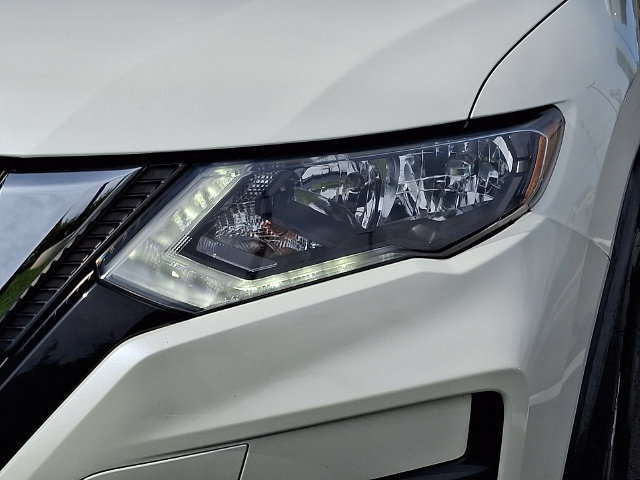 Used 2018 Nissan Rogue SV w/ Premium Package AWD/4WD image 9