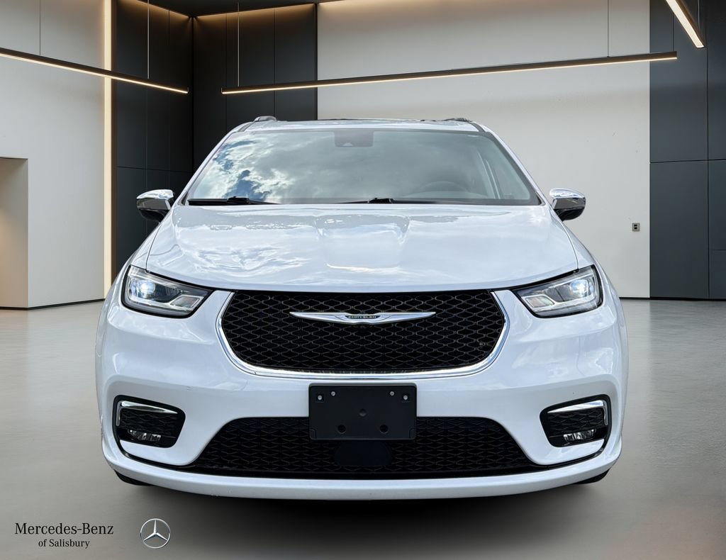 Used 2023 Chrysler Pacifica Limited AWD/4WD image 2