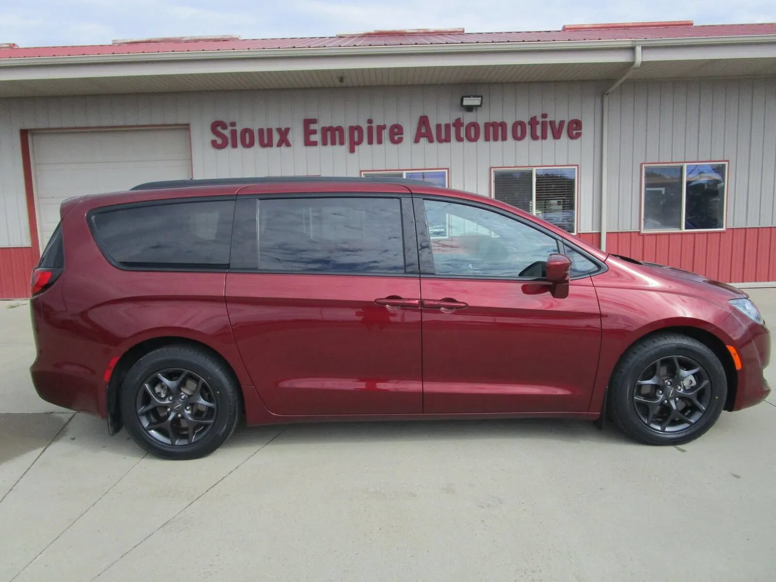 Used 2018 Chrysler Pacifica Touring-L FWD image 2