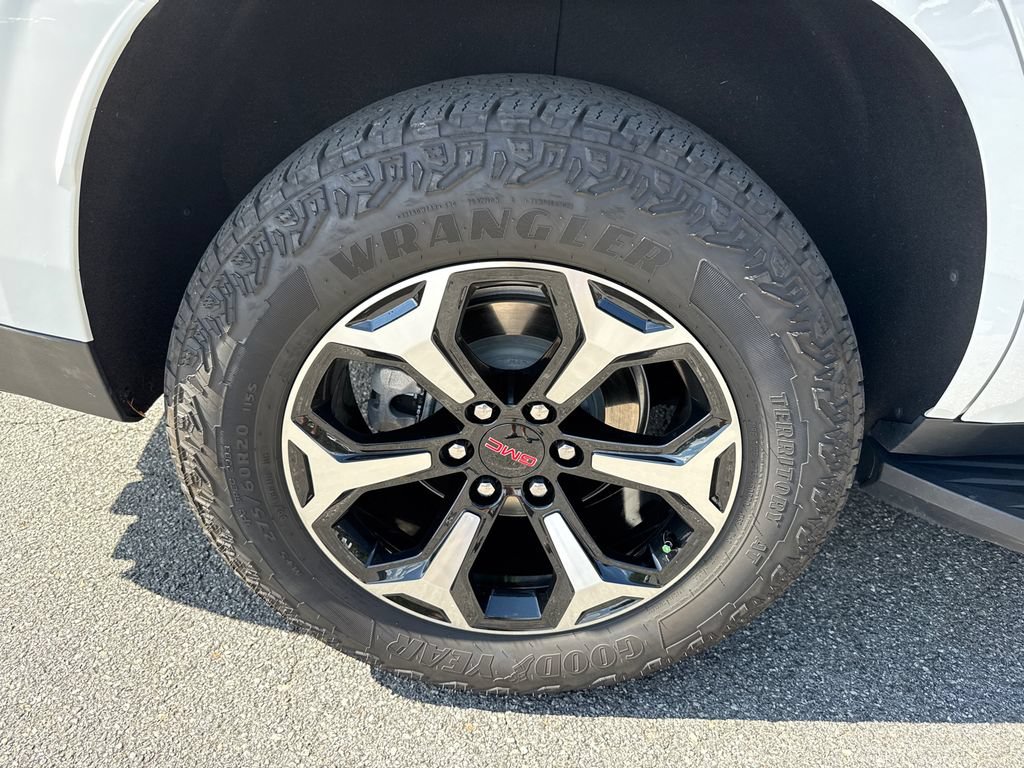 Used 2025 GMC Yukon AT4 AWD/4WD image 17
