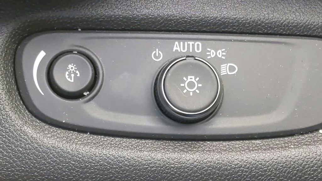 Used 2025 Chevrolet Trax LT w/ LT Convenience Package FWD image 28