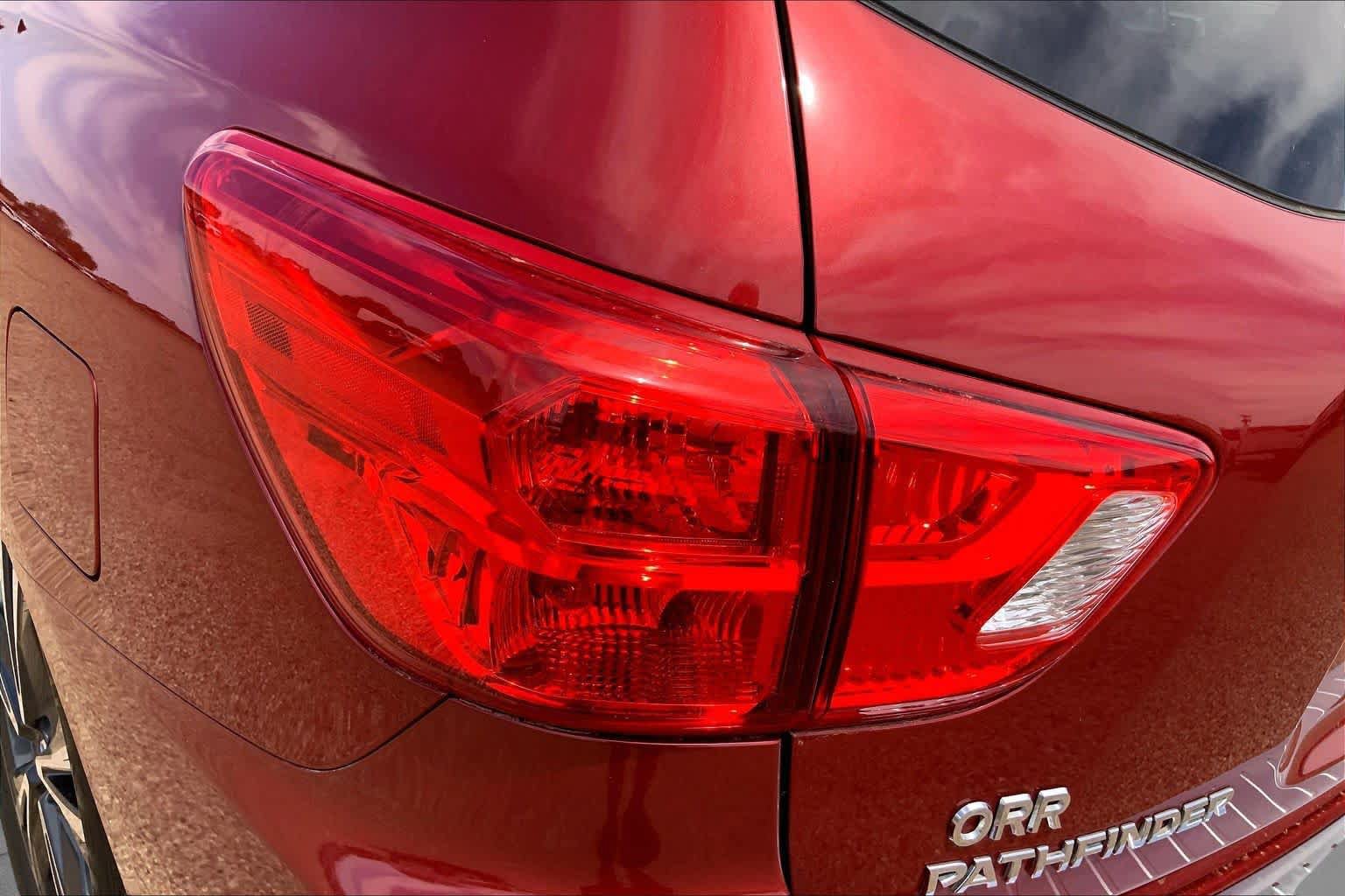 Used 2017 Nissan Pathfinder Platinum FWD image 32