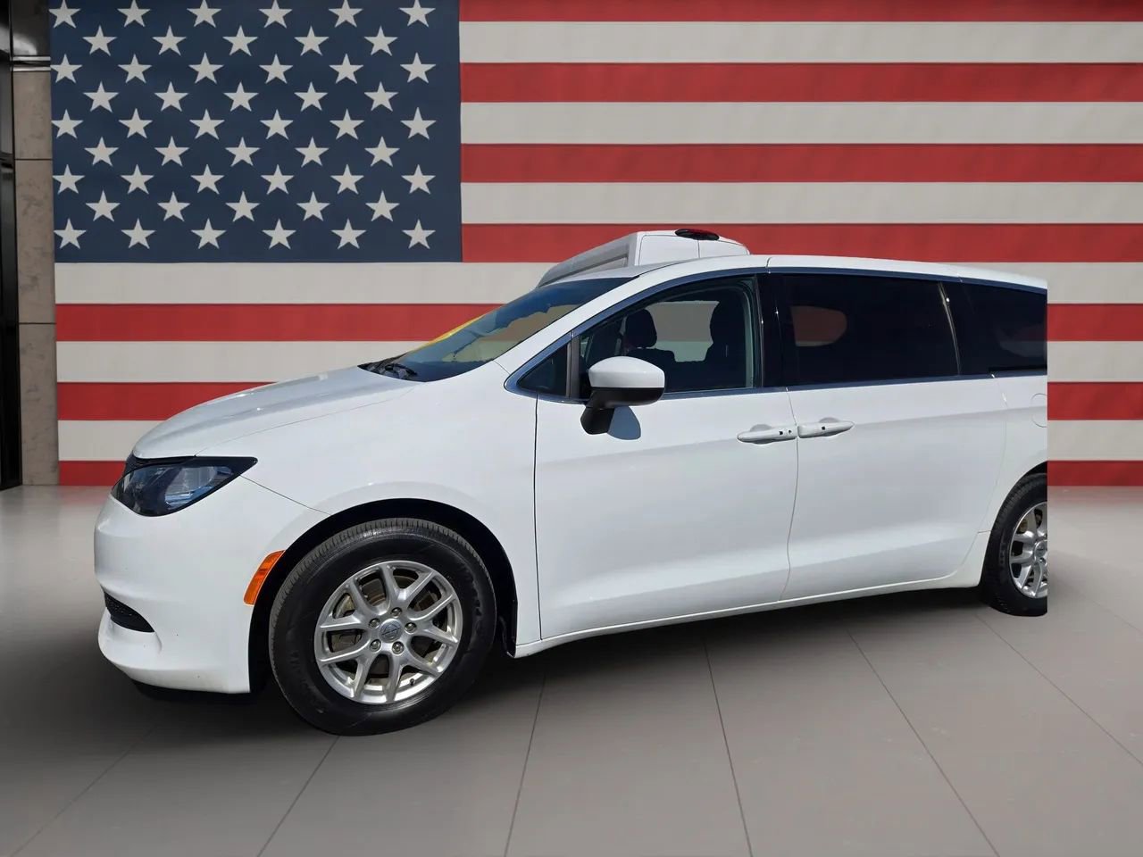 Used 2022 Chrysler Voyager LX image 2