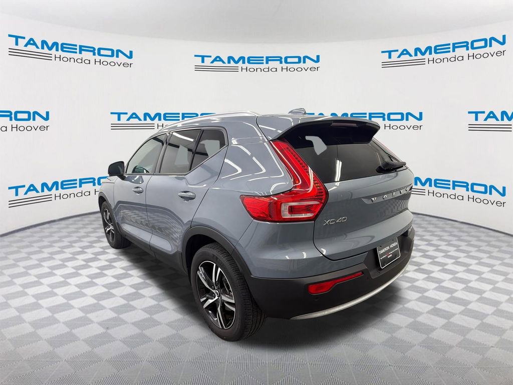 Used 2023 Volvo XC40 B5 Core image 3