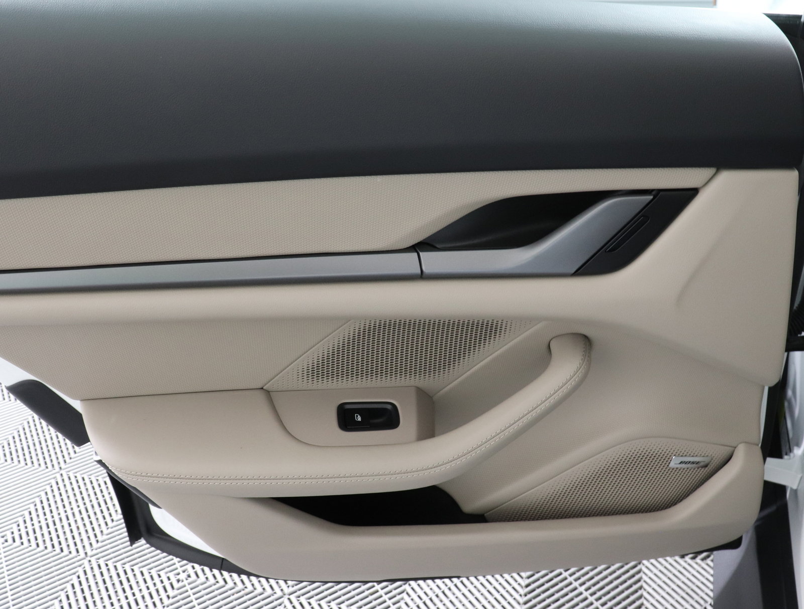 Used 2025 Porsche Taycan image 24