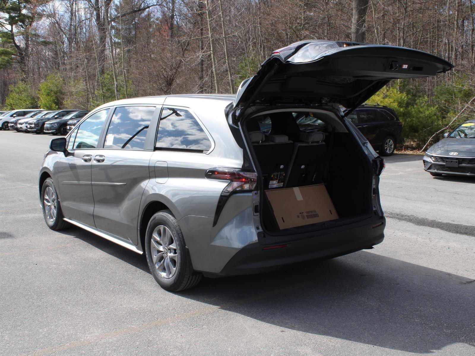 New 2026 Toyota Sienna LE AWD/4WD image 7