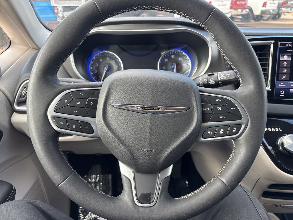 Used 2024 Chrysler Pacifica Touring-L image 27