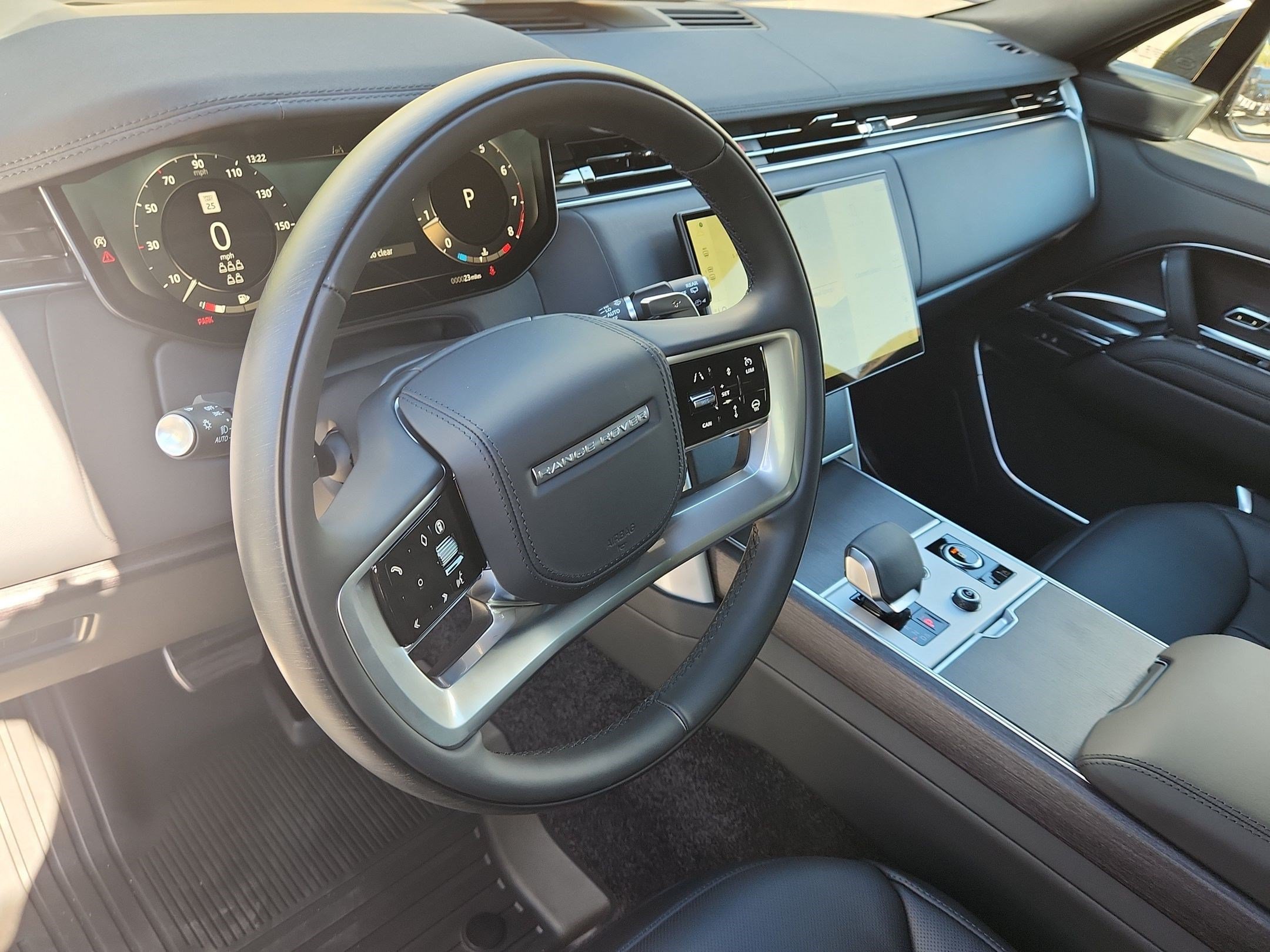 New 2027 Land Rover Range Rover Long Wheelbase SE AWD/4WD image 4