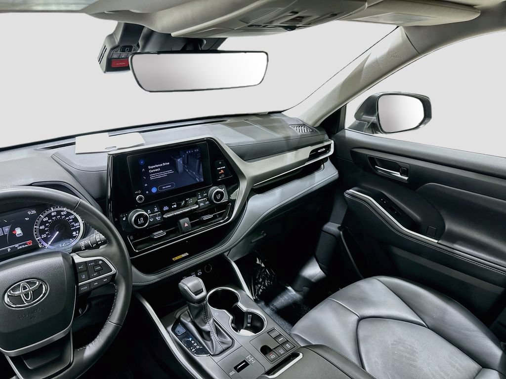 Used 2024 Toyota Highlander XLE FWD image 23