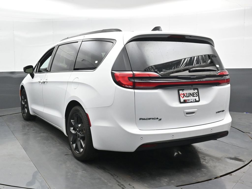 Used 2025 Chrysler Pacifica Limited FWD image 11