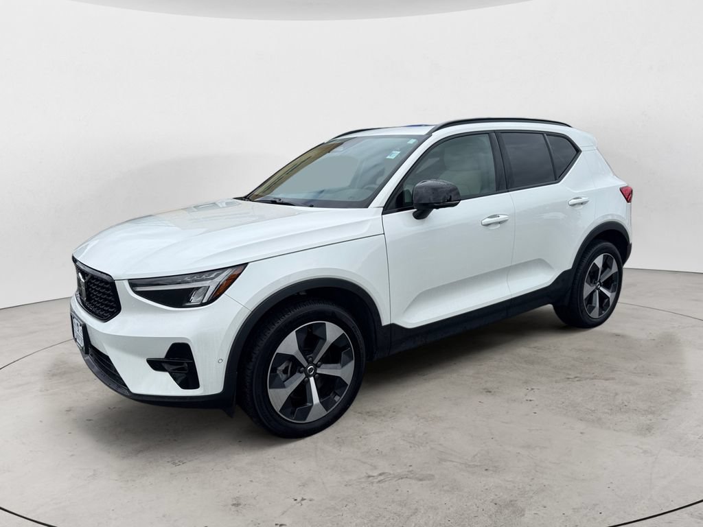 Used 2025 Volvo XC40 B5 Plus AWD/4WD image 2