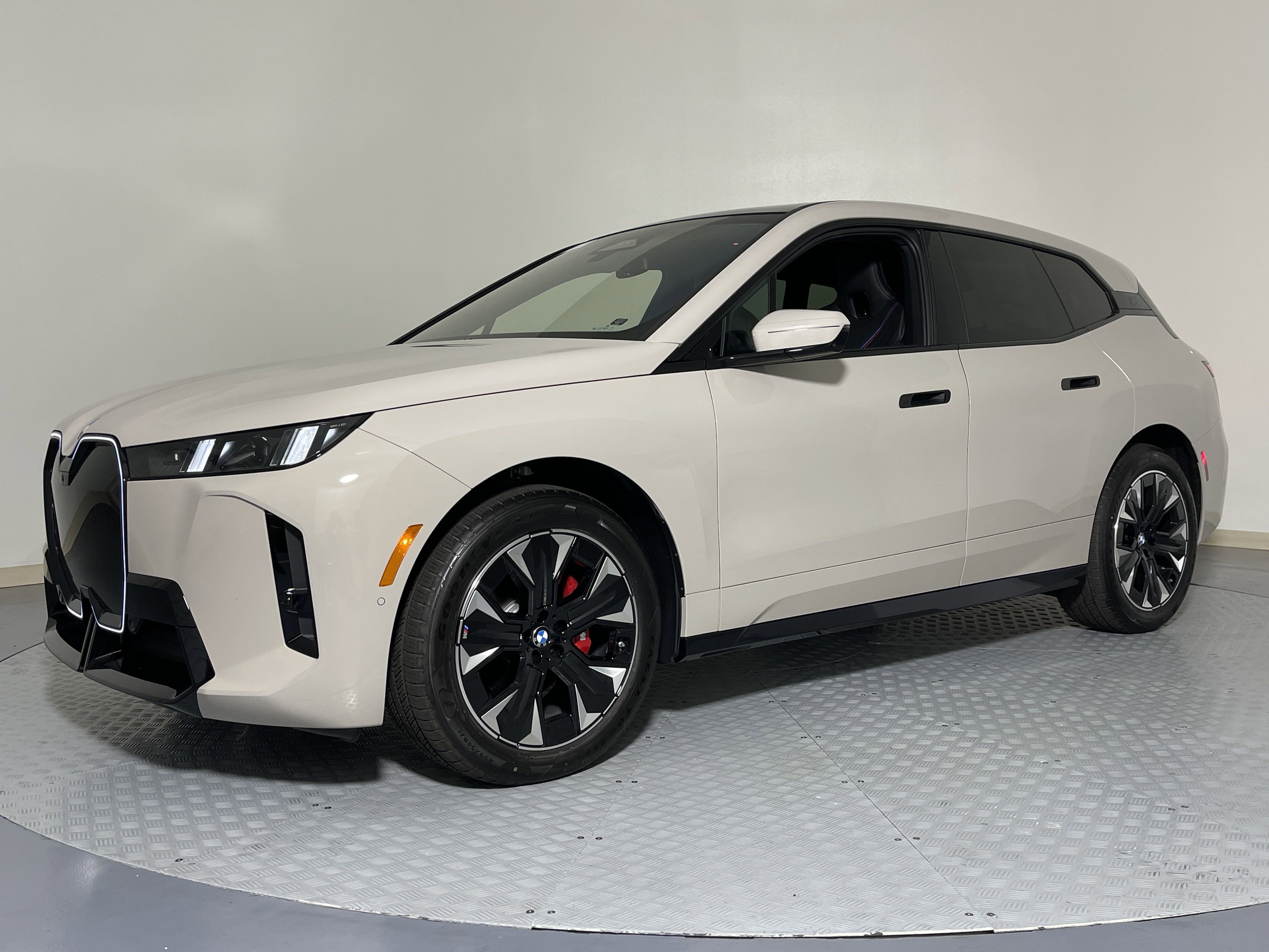 New 2026 BMW iX xDrive60 w/ M Sport Package image 3