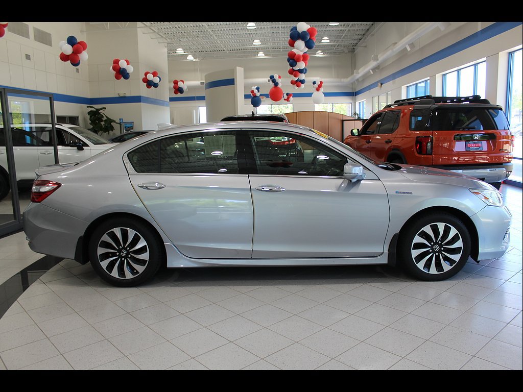 Used 2017 Honda Accord Touring image 4