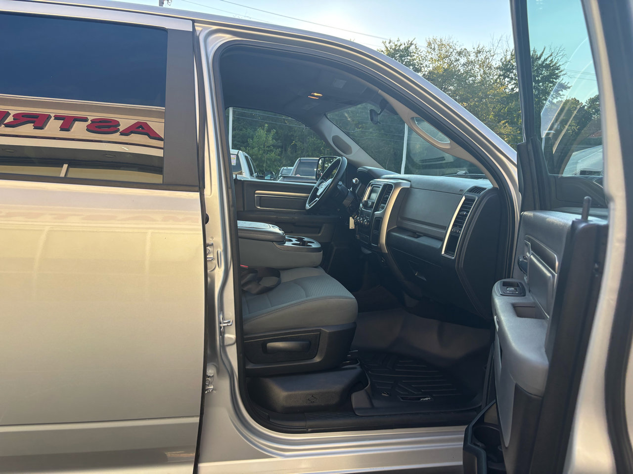 Used 2017 RAM 2500 SLT image 34