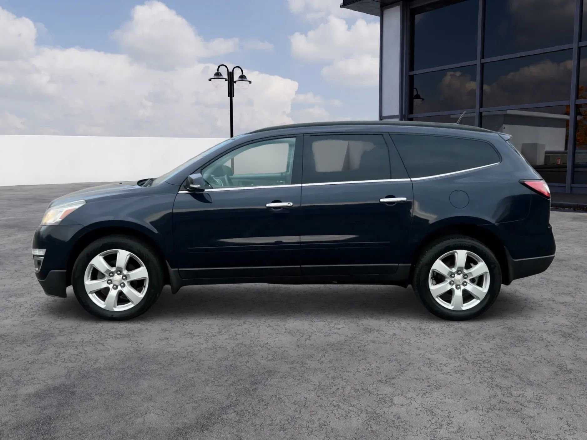 Used 2017 Chevrolet Traverse LT w/ Style and Technology Package image 2