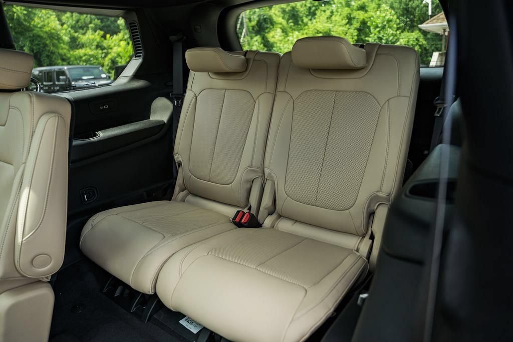 New 2025 Jeep Grand Cherokee L Limited w/ Luxury Tech Group II AWD/4WD image 38