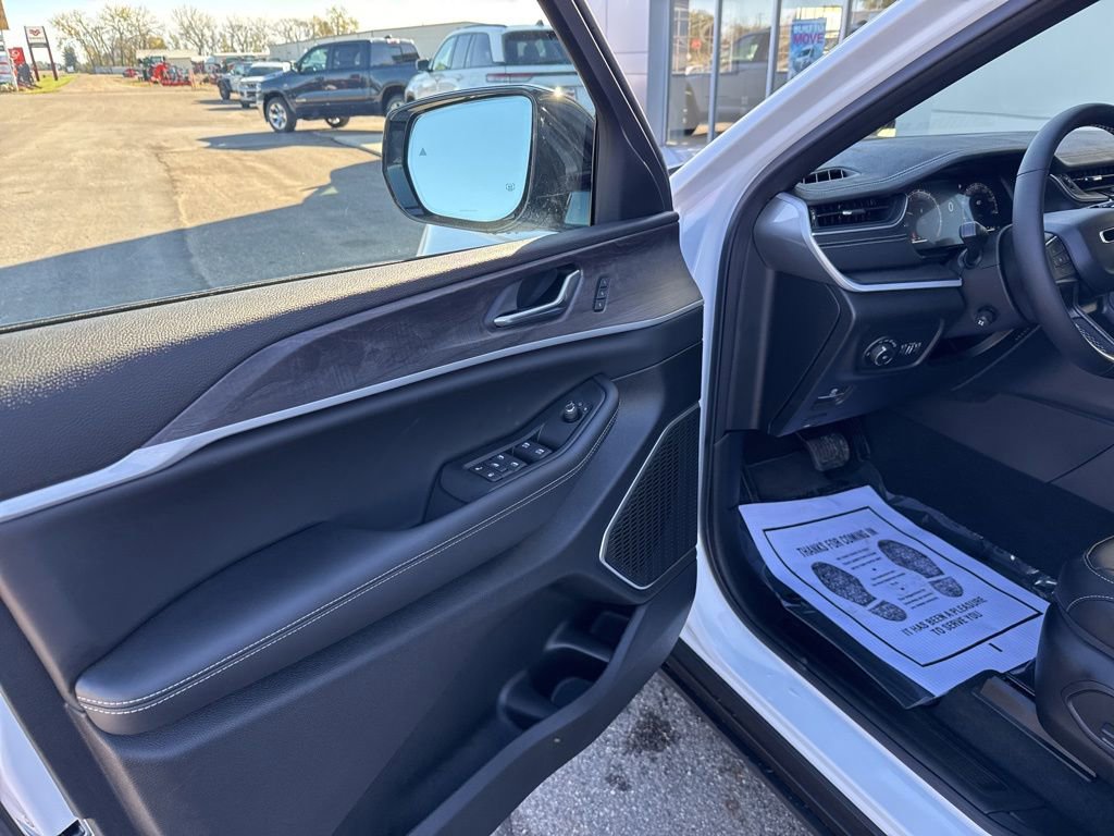 New 2025 Jeep Grand Cherokee Limited w/ Luxury Tech Group II image 17