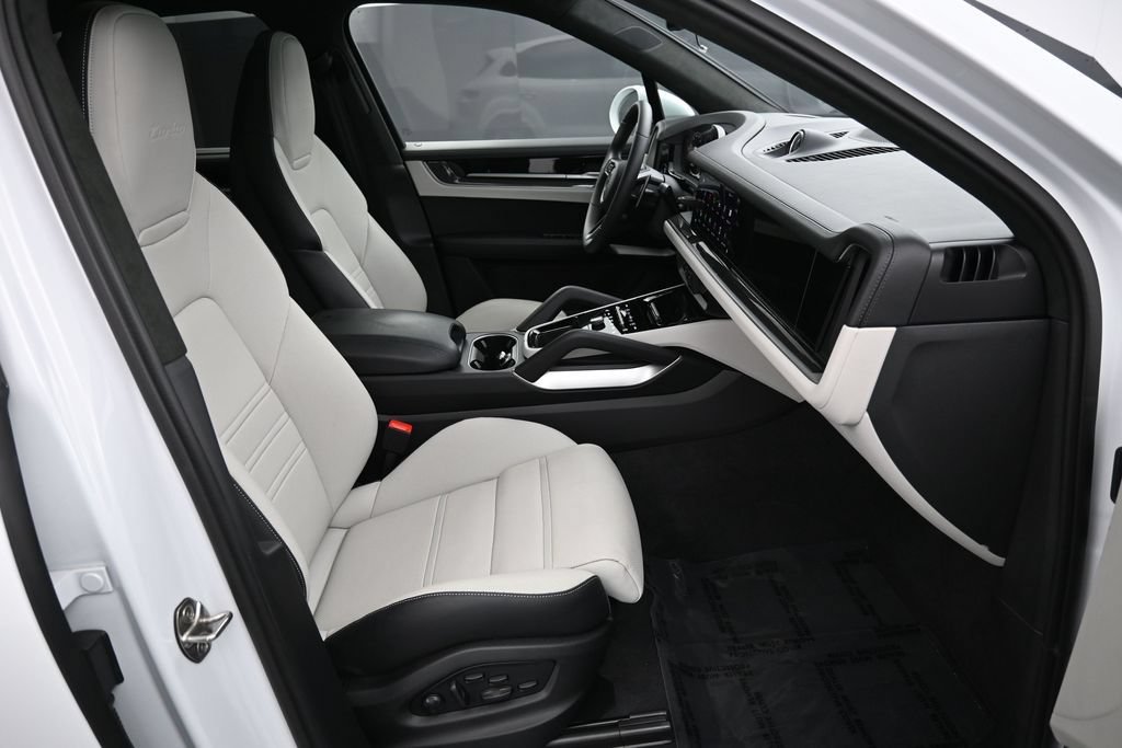 Certified 2025 Porsche Cayenne Turbo AWD/4WD image 30