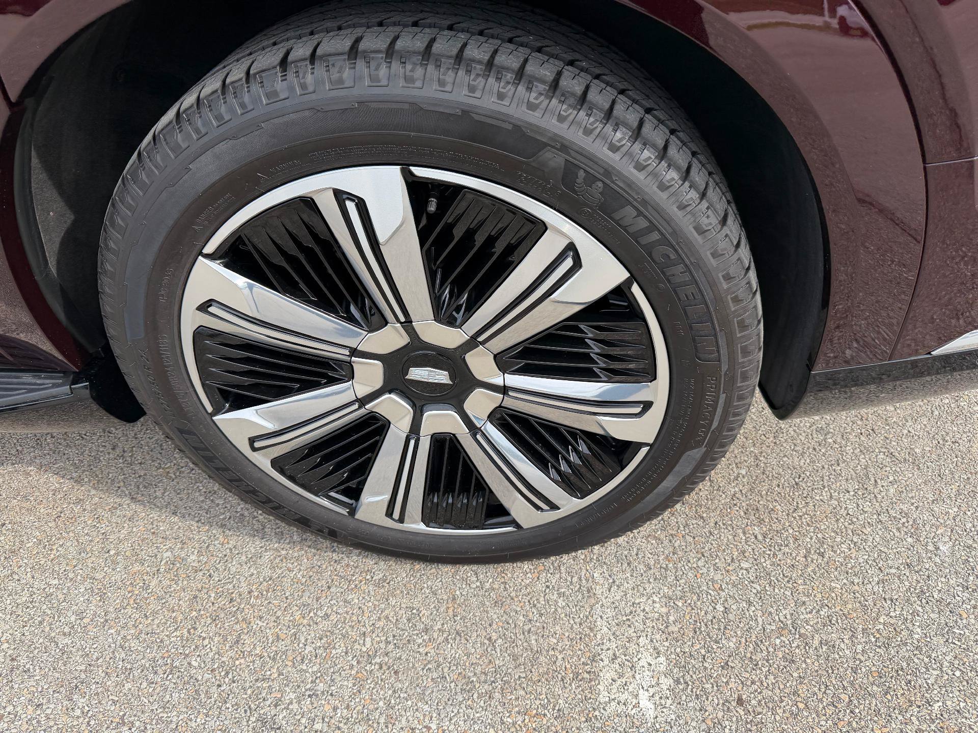 Certified 2025 Cadillac Escalade IQ Luxury 2 w/ LPO, Premium Carpet Package AWD/4WD image 16